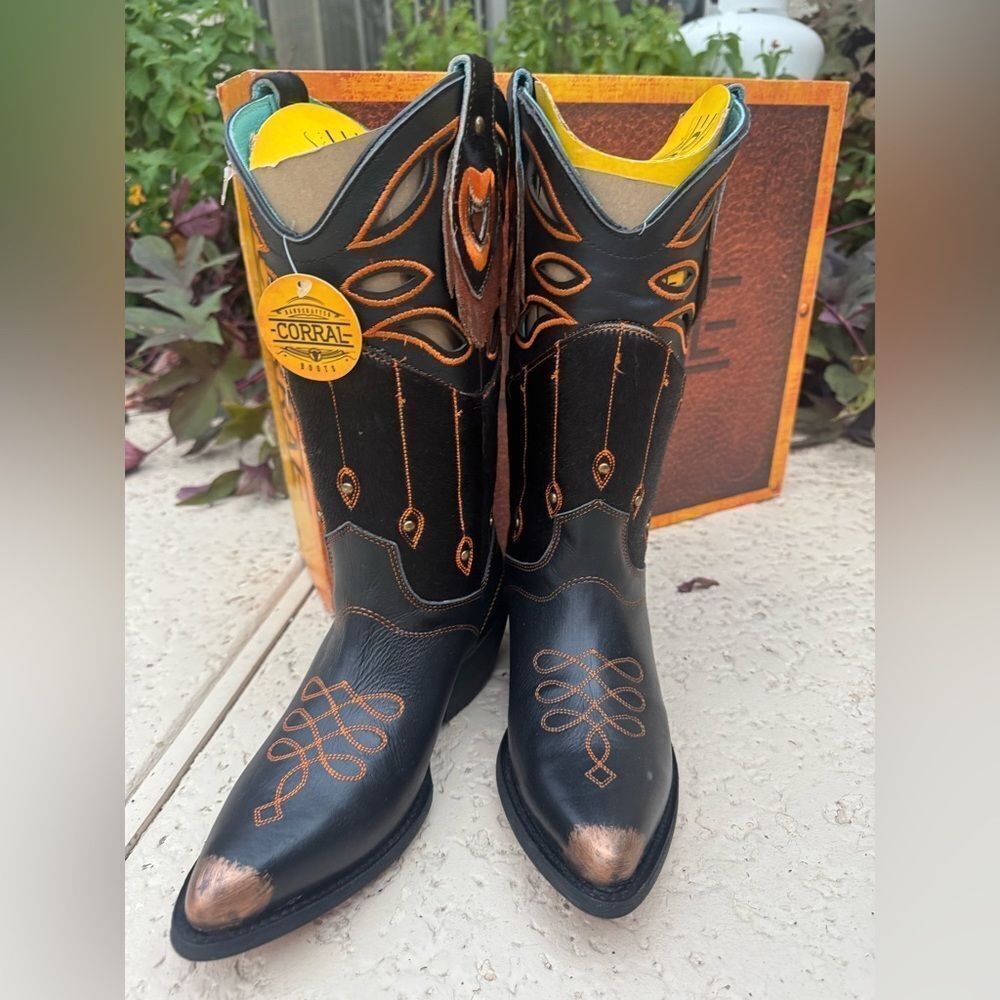 Corral Z0147 Black Cutout Embroidered Studded Cowboy Boots Pointed Toe sz 8 NIB
